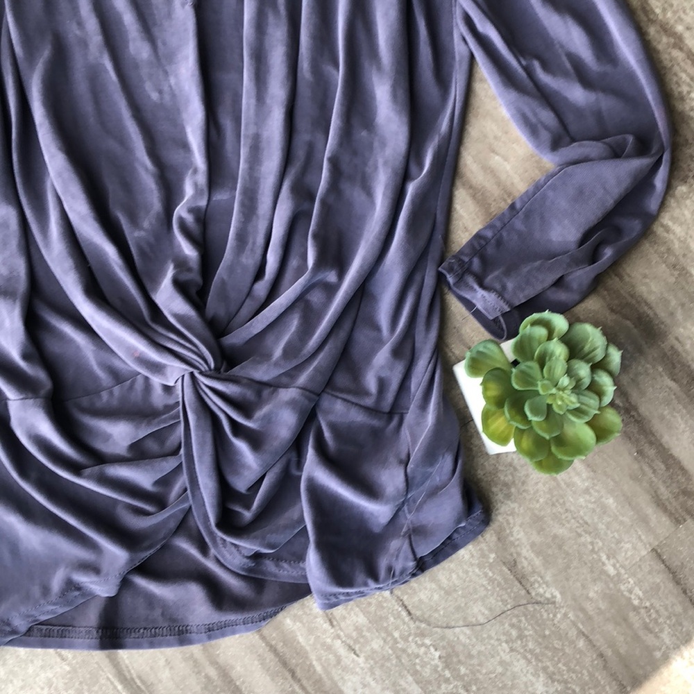Twist front keyhole top